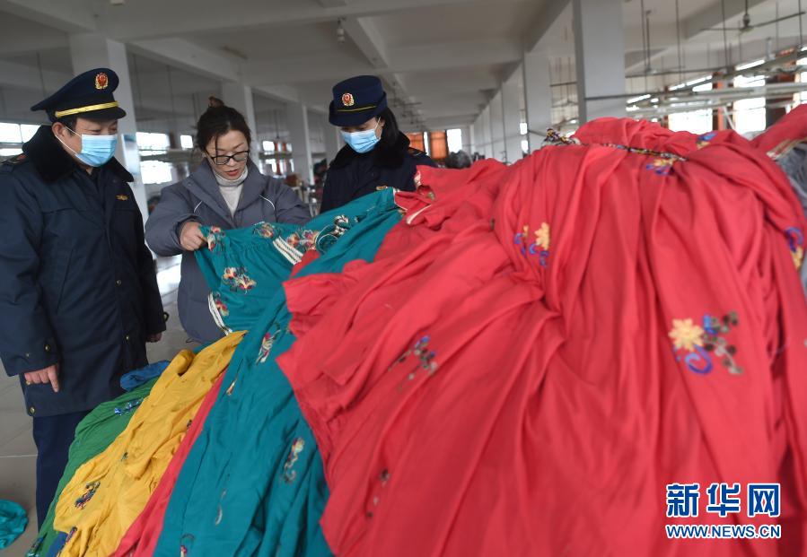 浙江诸暨 纺织外贸企业赶订单，纺织品出海势头强劲